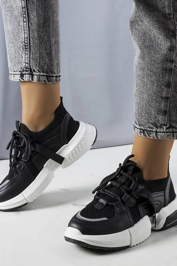 Schwarze Socken-Sneakers...