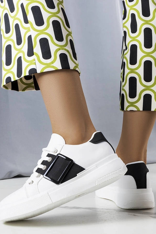 Weiße Sneaker mit schwarzer Schnalle...