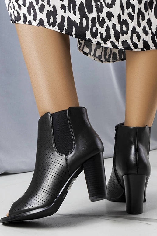 Schwarze durchbrochene Stiefeletten...