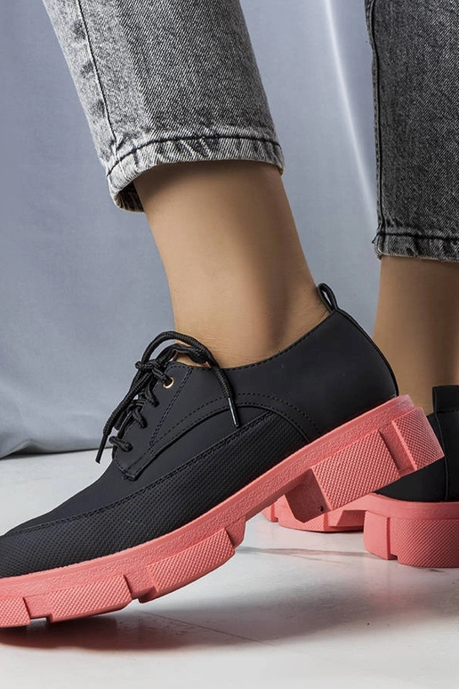 Schwarze Stiefeletten mit massiver... Schwarze Stiefeletten mit massiver...