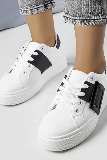 Weiße Sneaker verziert mit...