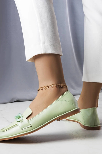 Grüne Bobbie-Loafer mit Ketten 2