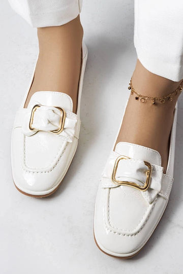 Weiße lackierte Mokassins...