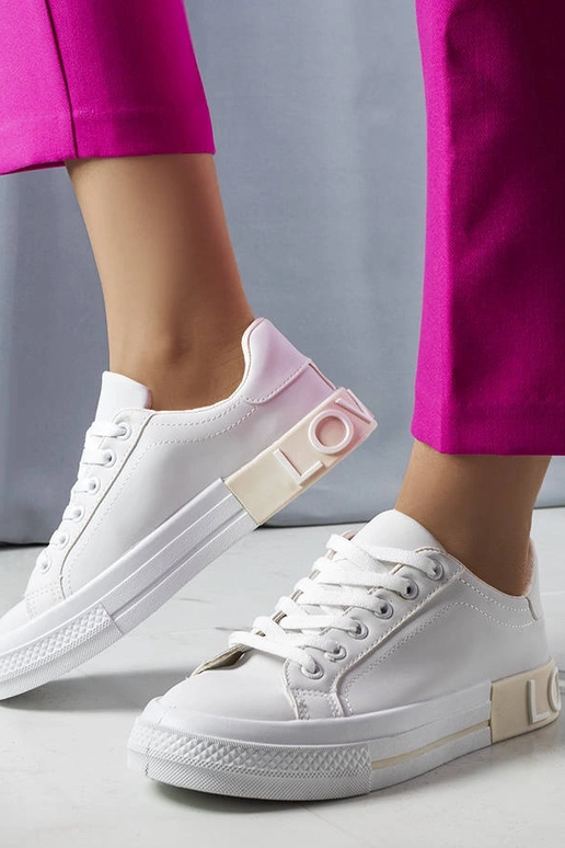 Weiße und beige Sneaker verziert mit... Weiße und beige Sneaker verziert mit...