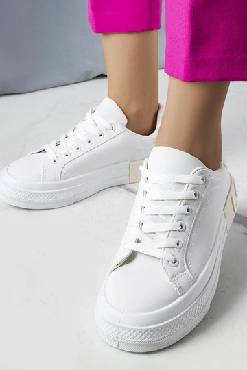 Weiße und beige Sneaker... 2