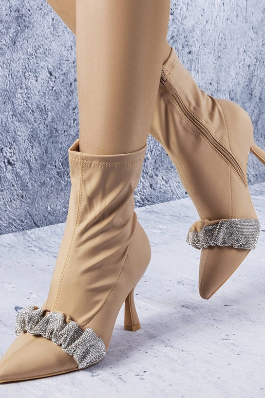 Beige Stiefeletten verziert mit...