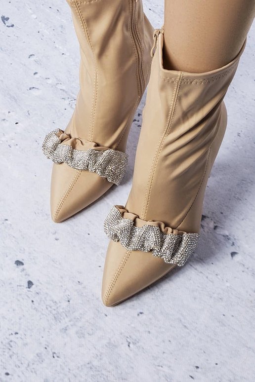 Beige Stiefeletten verziert mit...