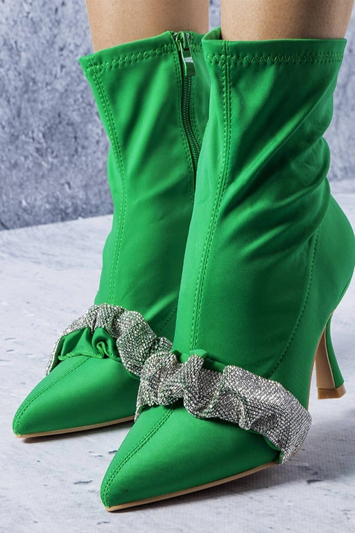 Grüne Stiefeletten verziert mit...