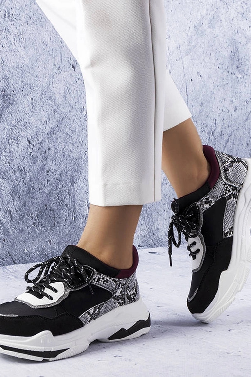 Schwarze Sneakers mit... Schwarze Sneakers mit...