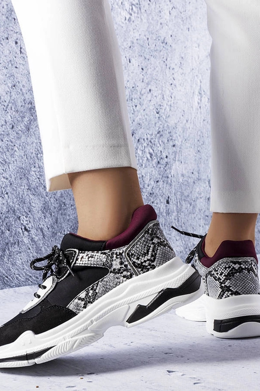 Schwarze Sneakers mit... Schwarze Sneakers mit...