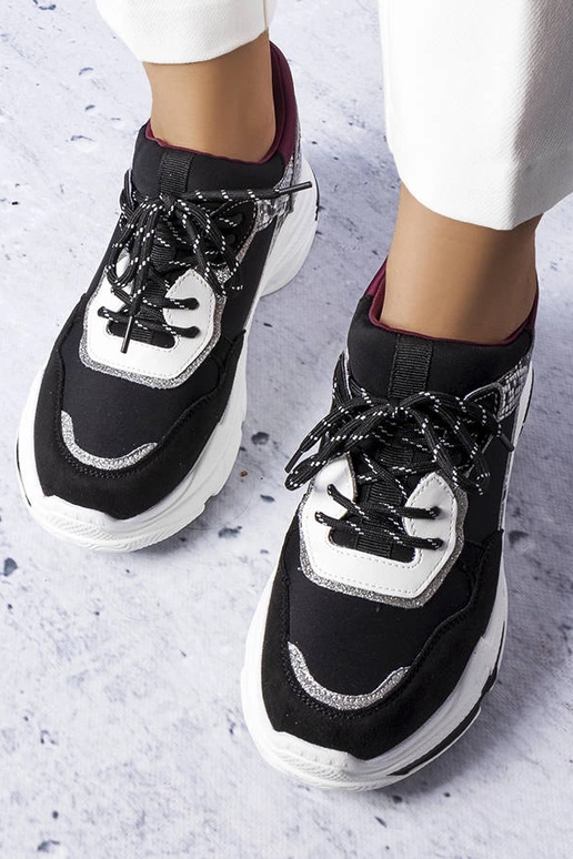 Schwarze Sneakers mit... Schwarze Sneakers mit...