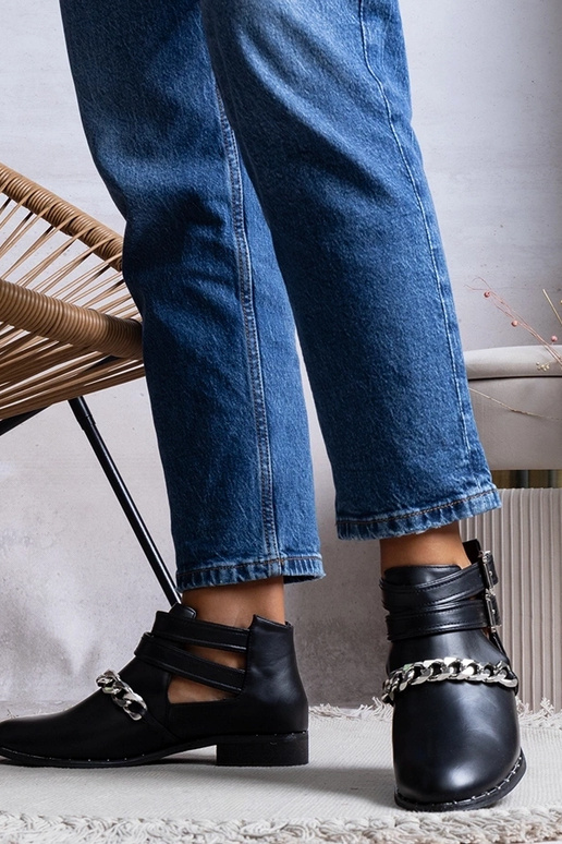 Schwarze Stiefeletten mit Cut-Outs... Schwarze Stiefeletten mit Cut-Outs...