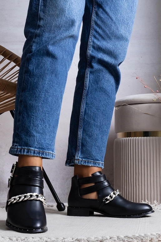 Schwarze Stiefeletten mit Cut-Outs... Schwarze Stiefeletten mit Cut-Outs...