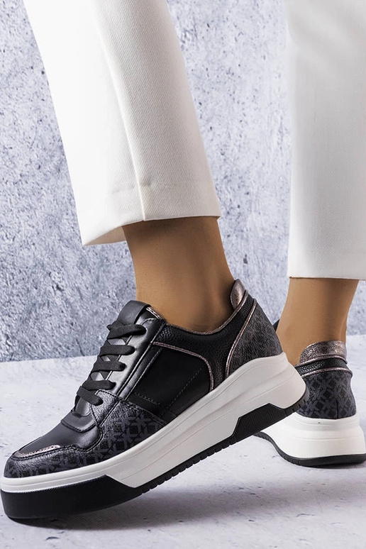 Schwarze Sneaker verziert mit dem... Schwarze Sneaker verziert mit dem...