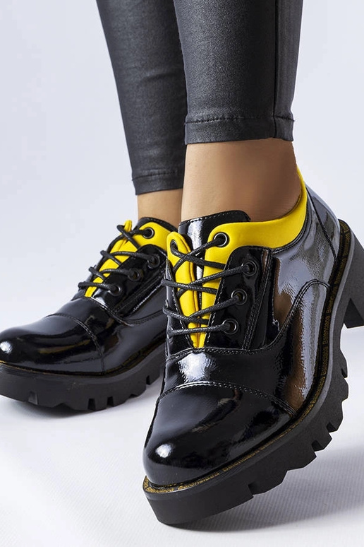 Schwarz-gelbe lackierte Halbstiefel,...