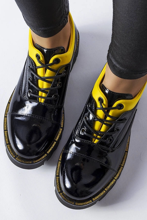 Schwarz-gelbe lackierte Halbstiefel,...