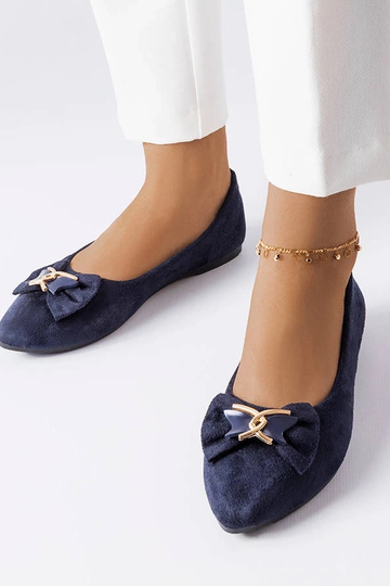 Marineblaue Ballerinas mit einer Jetté-Schleife verziert