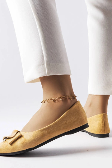 Beige Ballerinas verziert...
