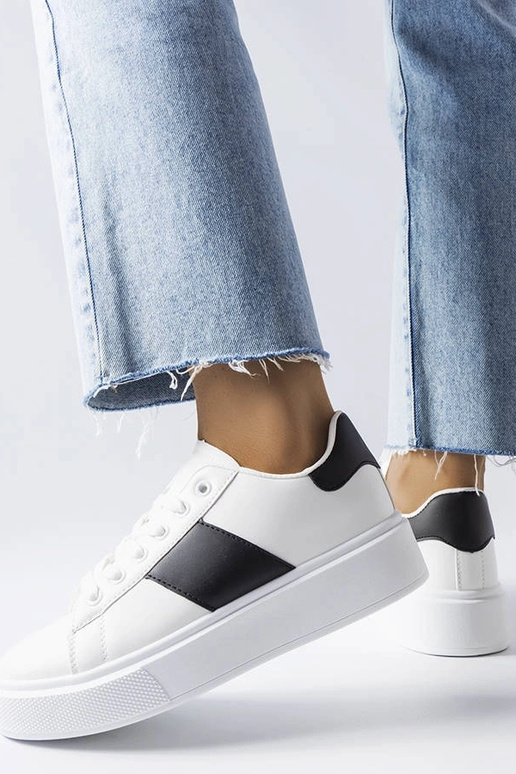 Weiße Sneakers mit schwarzem Riemen...