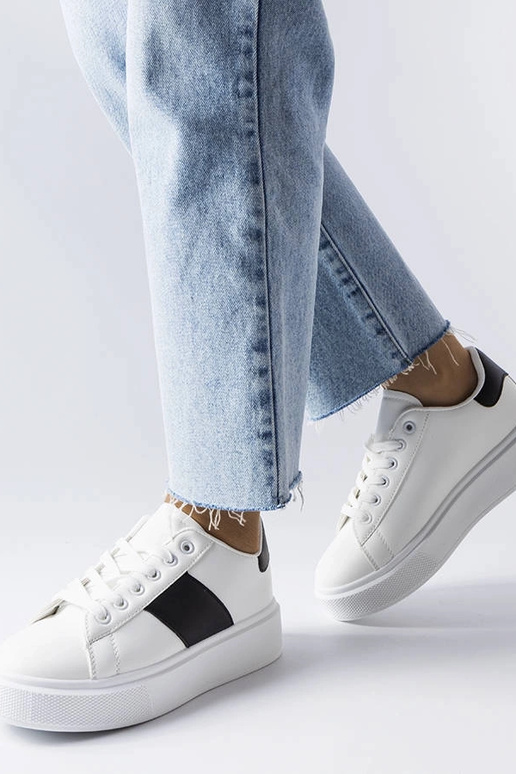 Weiße Sneakers mit schwarzem Riemen...