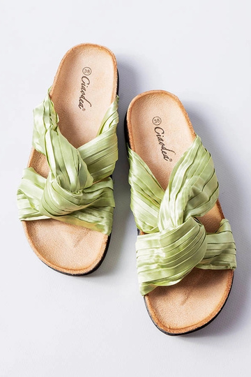 Grüne Flip-Flops verziert mit Fresne-Material 2