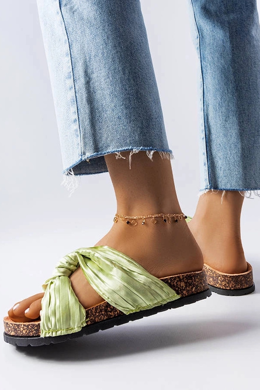 Grüne Flip-Flops verziert mit...