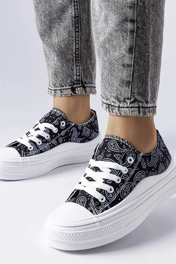 Schwarze Plateau-Sneakers...