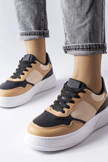 Schwarze und beige Schuhe...