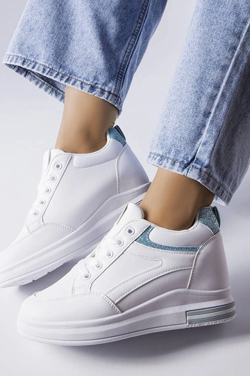 Weiße Sportschuhe mit...