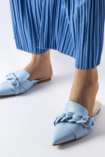 Blaue Flip-Flops mit Patenaude-Kette