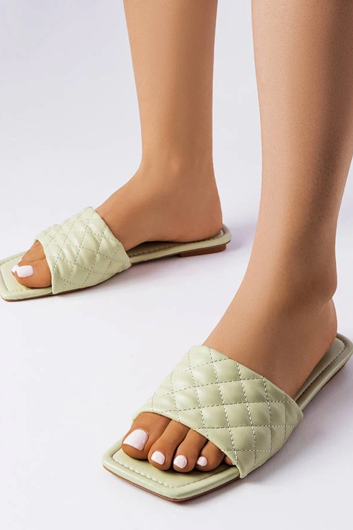 Grüne elegante gesteppte Flip-Flops...