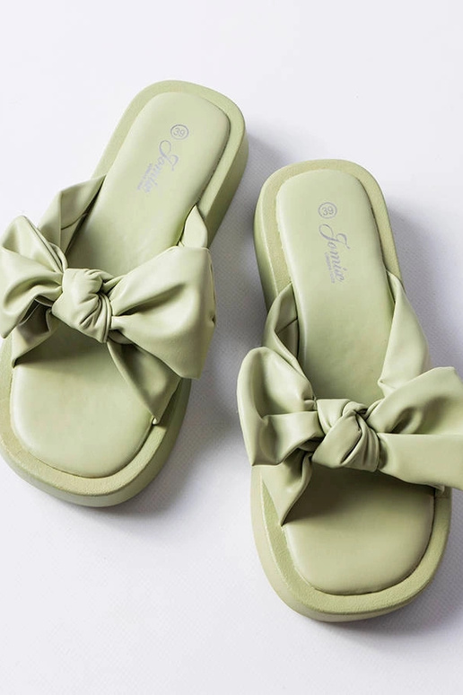 Grüne Plateau-Flip-Flops mit Schleife...