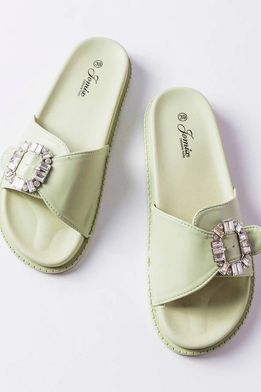 Grüne Flip-Flops verziert mit...