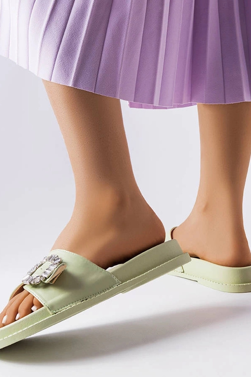 Grüne Flip-Flops verziert mit...