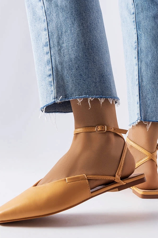 Beige Sandalen mit geschlossener... Beige Sandalen mit geschlossener...