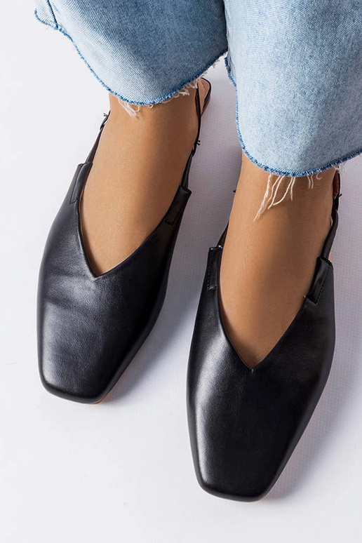 Schwarze Sandalen mit geschlossener...