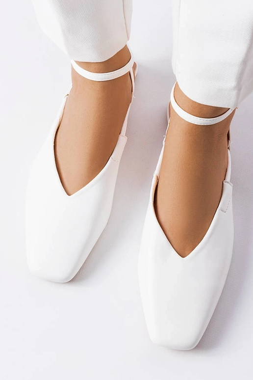 Weiße Sandalen mit geschlossener... Weiße Sandalen mit geschlossener...