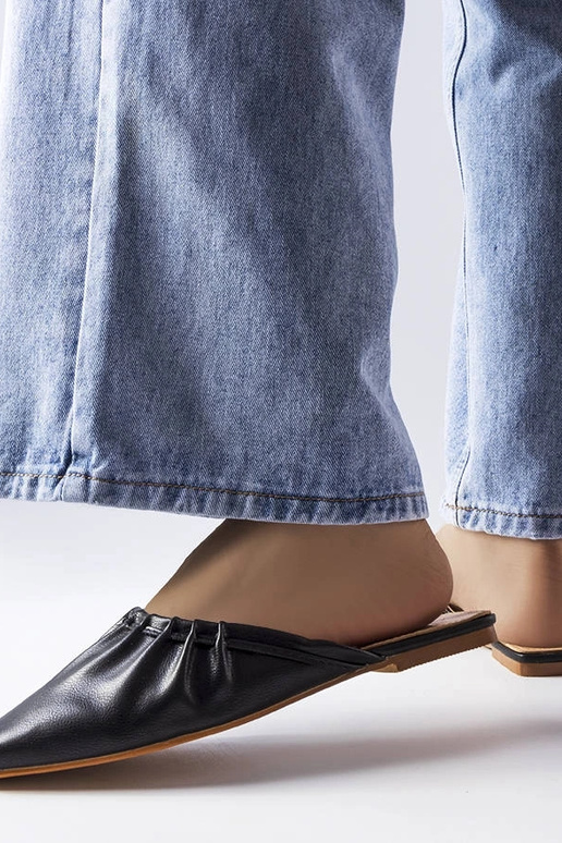 Schwarze Pantoletten mit gerüschter... Schwarze Pantoletten mit gerüschter...