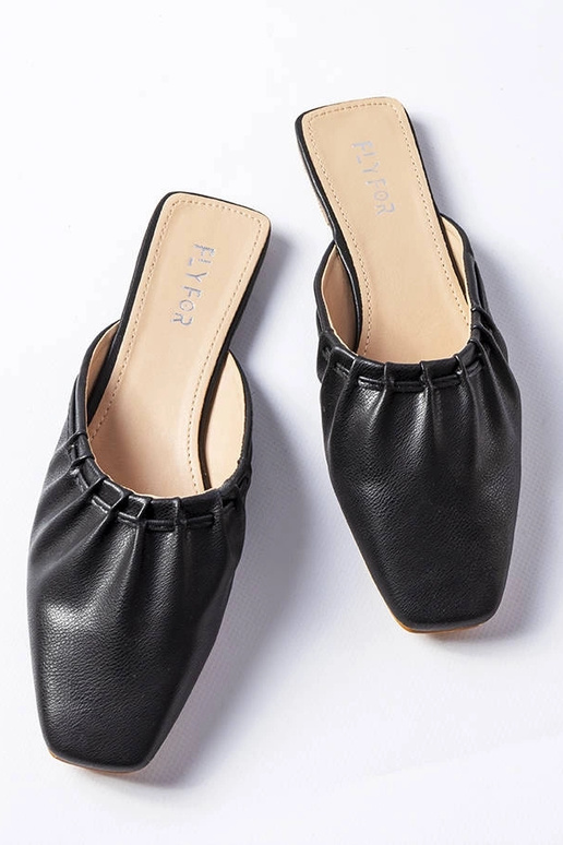 Schwarze Pantoletten mit gerüschter... Schwarze Pantoletten mit gerüschter...