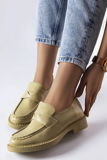 Grüne elegante Leder-Loafer...