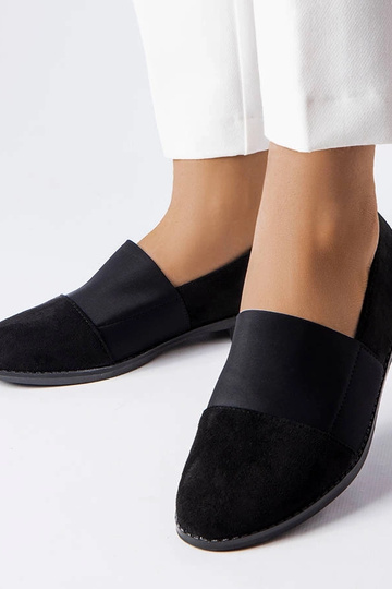 Schwarze flache Schuhe...