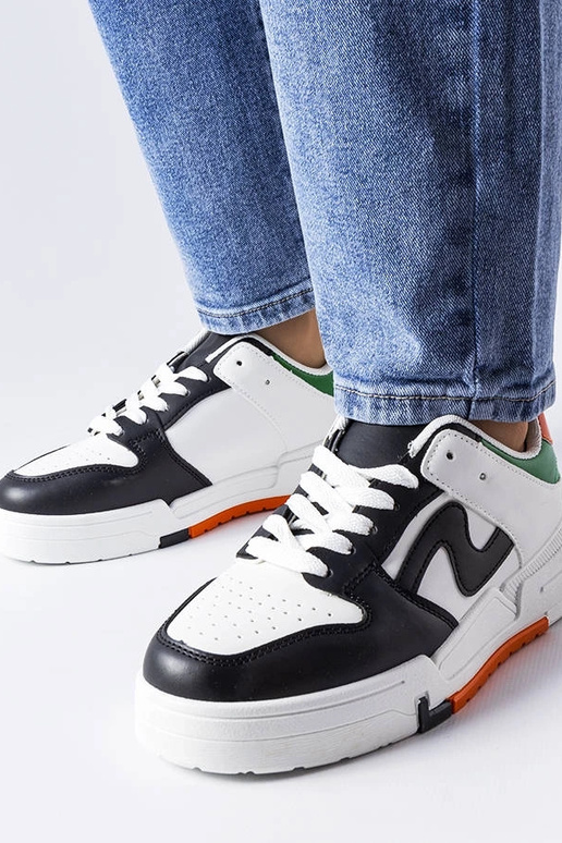 Schwarze und weiße Schuhe mit dicker... Schwarze und weiße Schuhe mit dicker...