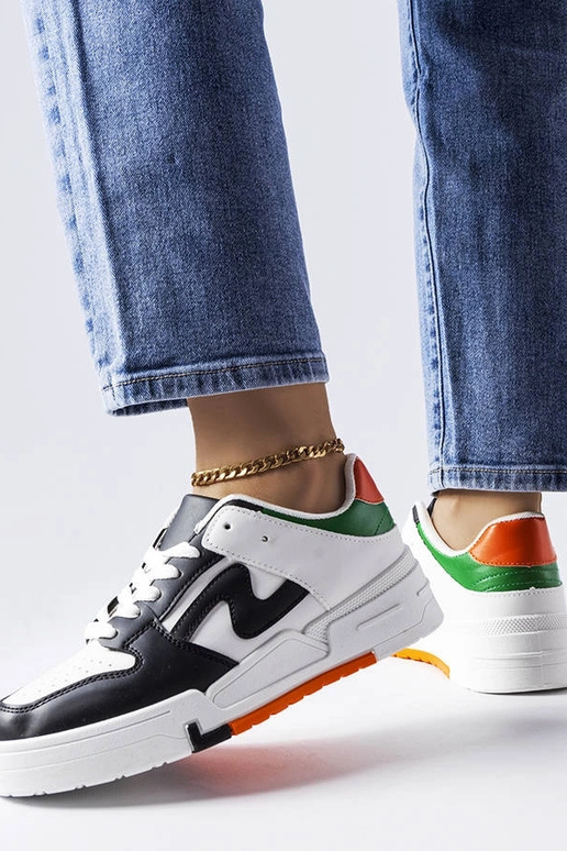 Schwarze und weiße Schuhe mit dicker... Schwarze und weiße Schuhe mit dicker...