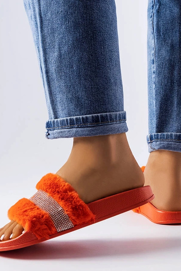 Orangefarbene Pantoletten... 2
