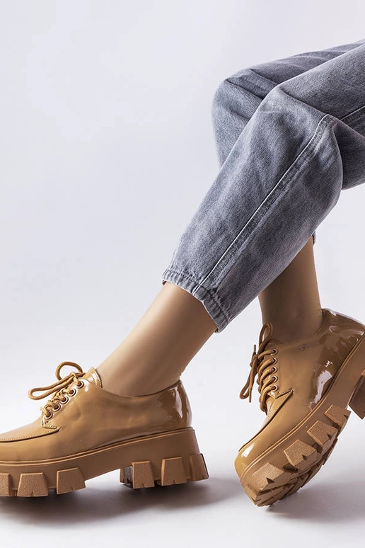 Braune lackierte Halbschuhe,...