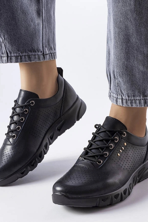 Schwarze Schuhe aus durchbrochenem... Schwarze Schuhe aus durchbrochenem...