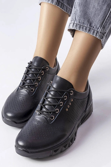 Schwarze Schuhe aus... 2