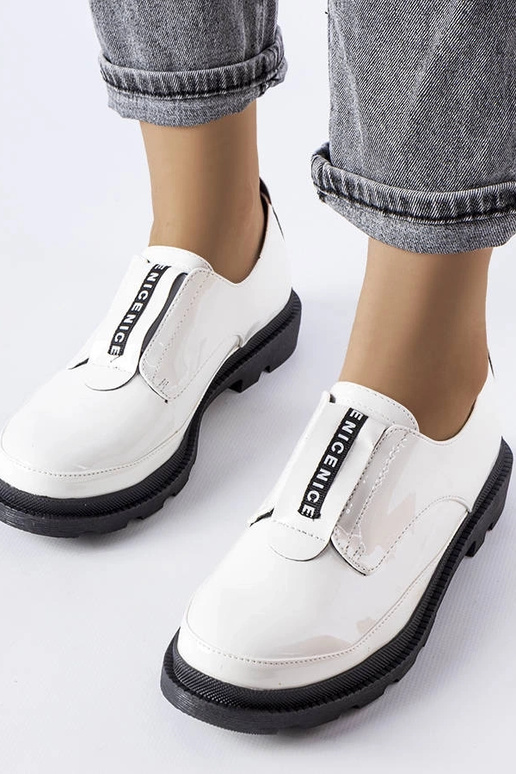 Weiße Legget-Schuhe aus Lackleder Weiße Legget-Schuhe aus Lackleder