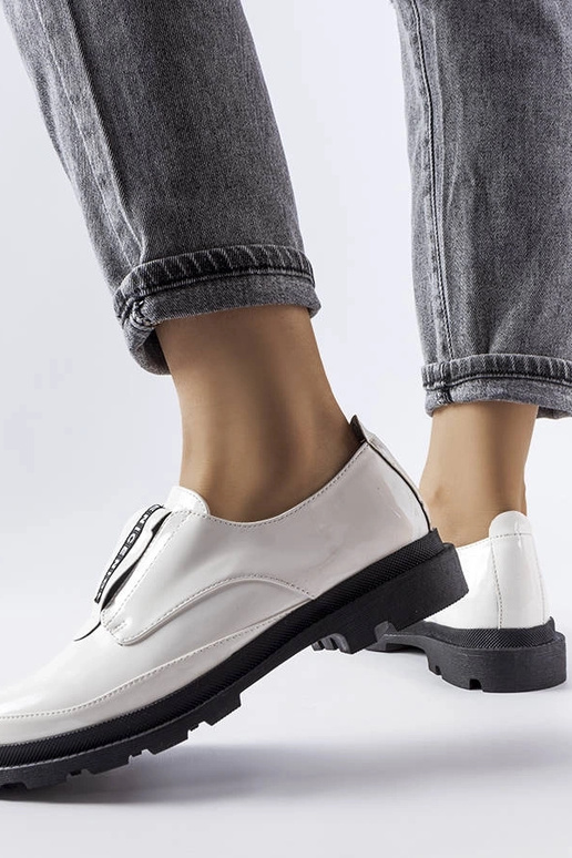 Weiße Legget-Schuhe aus Lackleder Weiße Legget-Schuhe aus Lackleder