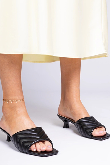 Schwarze Pantoletten mit...